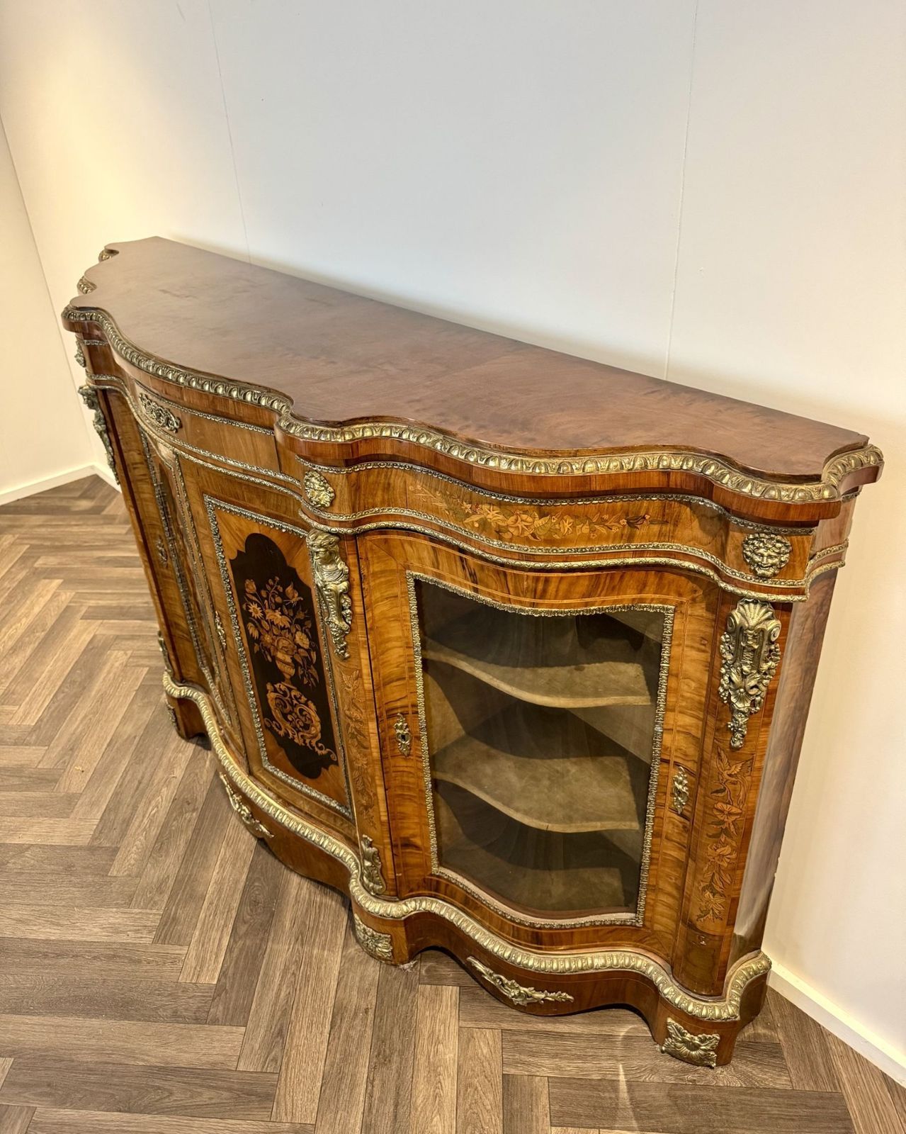photo vinterior Exceptional Quality Pair Of Antique Walnut Marquetry Inlaid Credenzas