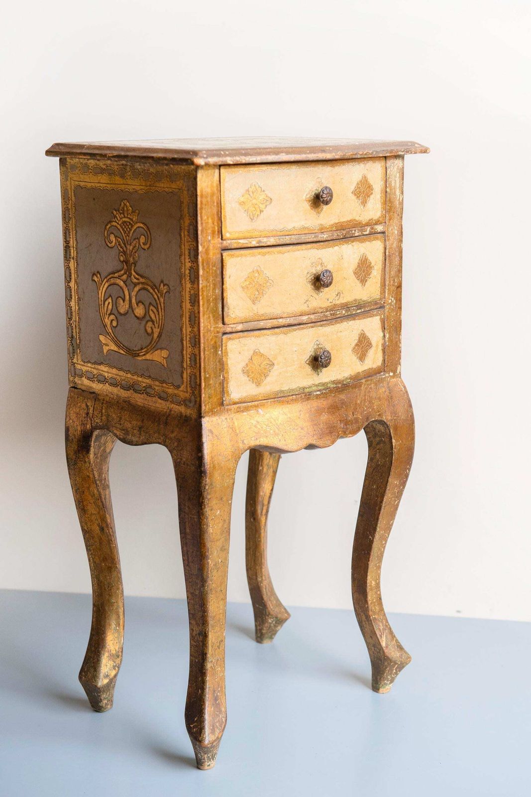 Italian Florentine Cabinet With Three Drawers – 1960s Vintage Gilt Bedside Table – Baroque Golden Lacquered Chest With Curved Legs photo 485.0