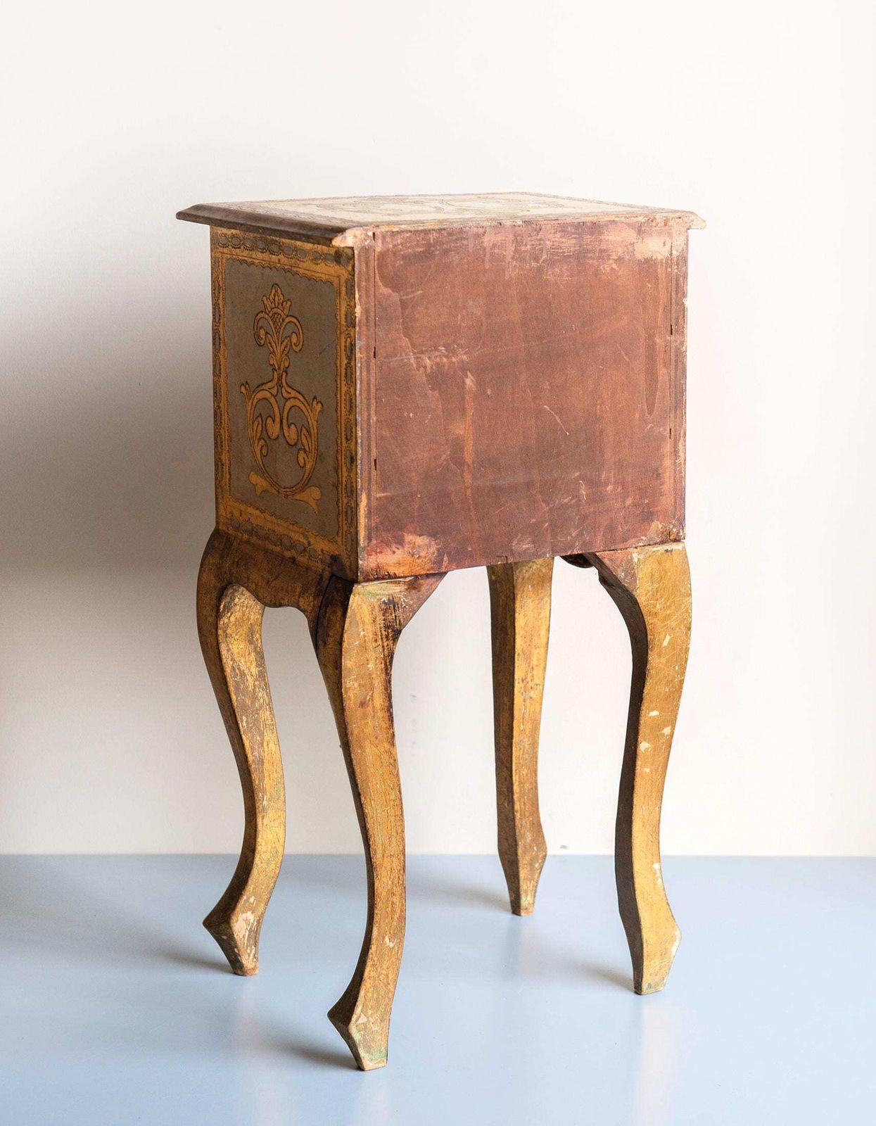 Italian Florentine Cabinet With Three Drawers – 1960s Vintage Gilt Bedside Table – Baroque Golden Lacquered Chest With Curved Legs photo vintage