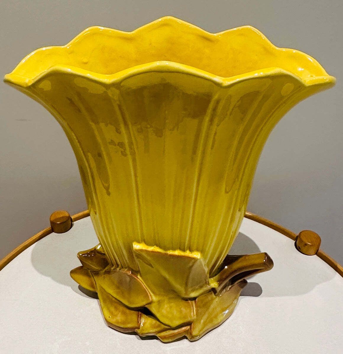 photo vinterior Vintage 1950s Mccoy USA Pottery Yellow & Gold Glazed Tulip Fan Vase
