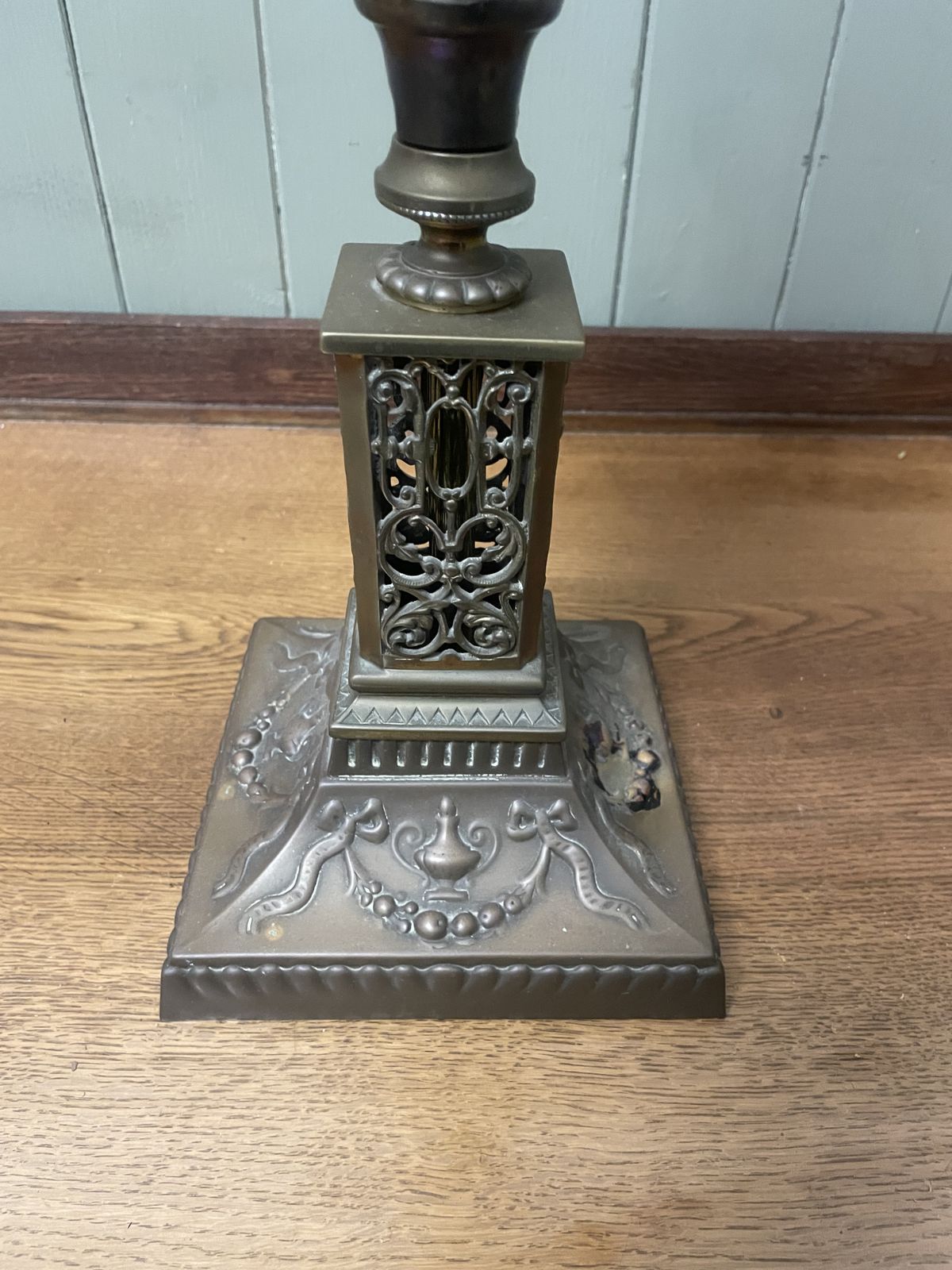 photo furniture Victorian Large Brass Oil Lamp