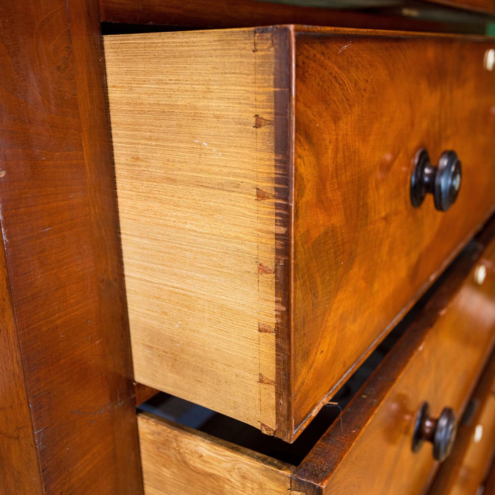 675.0 Large Flamed Mahogany Scotch Chest Of 5 Drawers photo