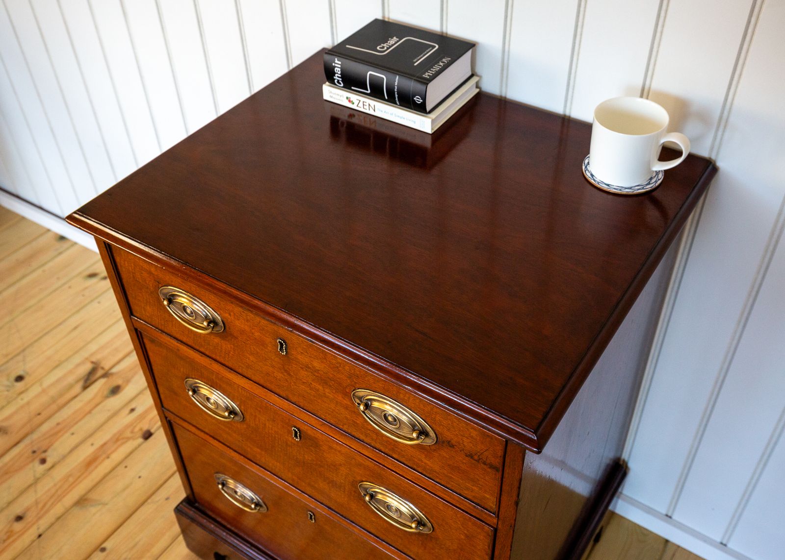 photo vintage Georgian Mahogany Chest Of Drawers Country House Small Bachelor’s Office Bedside Compact Brass English Antiqu.E Early 19th Century
