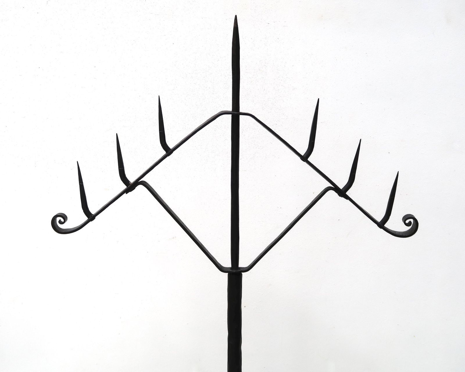 Grote Franse Smeedijzeren Driepoot Kaarsenhouder, Ca. Jaren 1950 / Brutalist, Kroonluchter, Kandelaar, Kasteel, Kerk, Rustiek, Boerderij, Woondecoratie photo Woonaccessoires