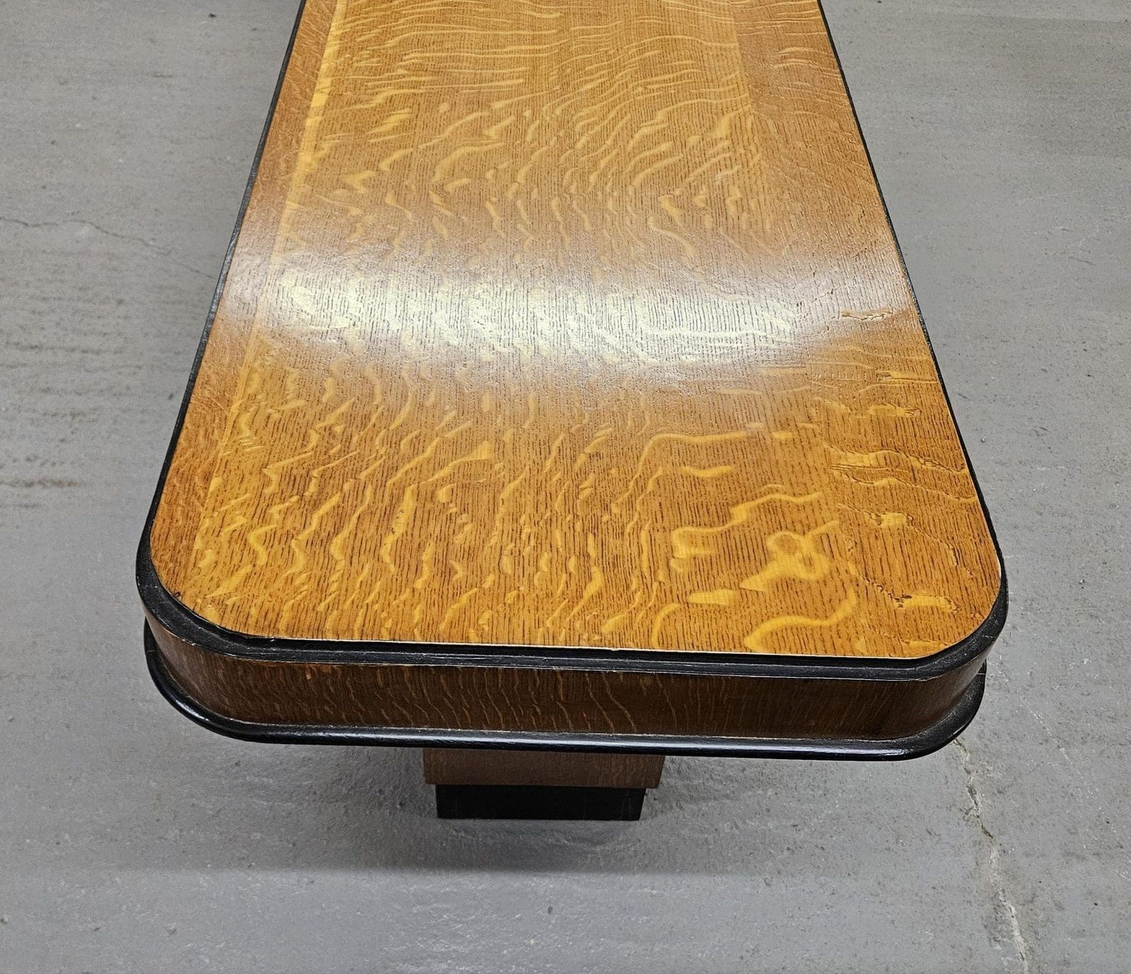 photo vinterior A Pair Of Art Deco Golden Oak Console Tables