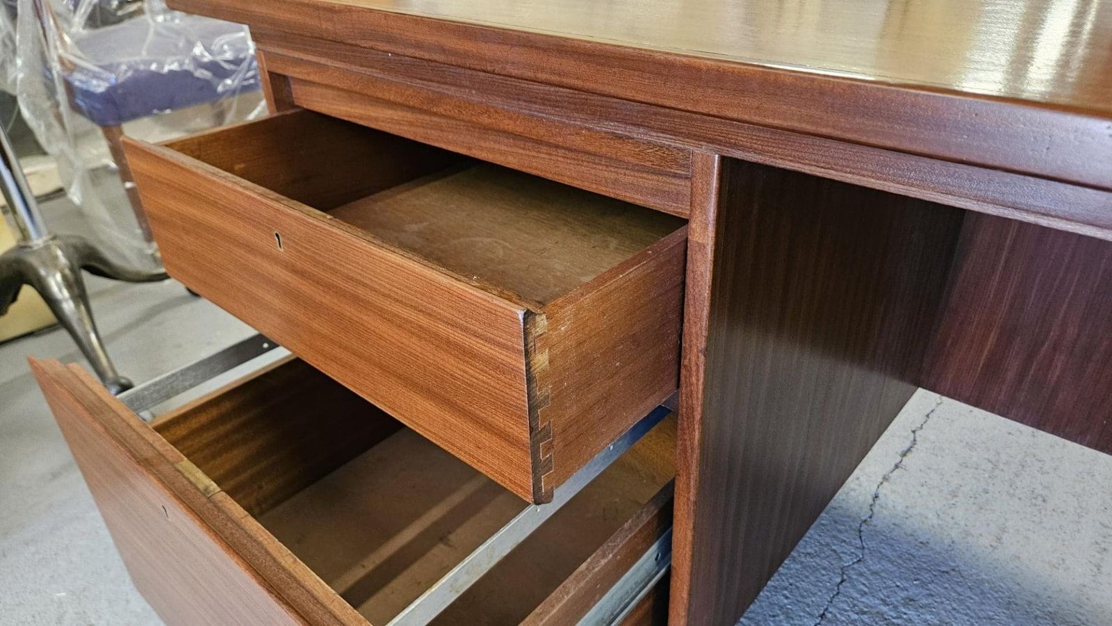 photo vinterior Large Danish Mid Century Teak Desk