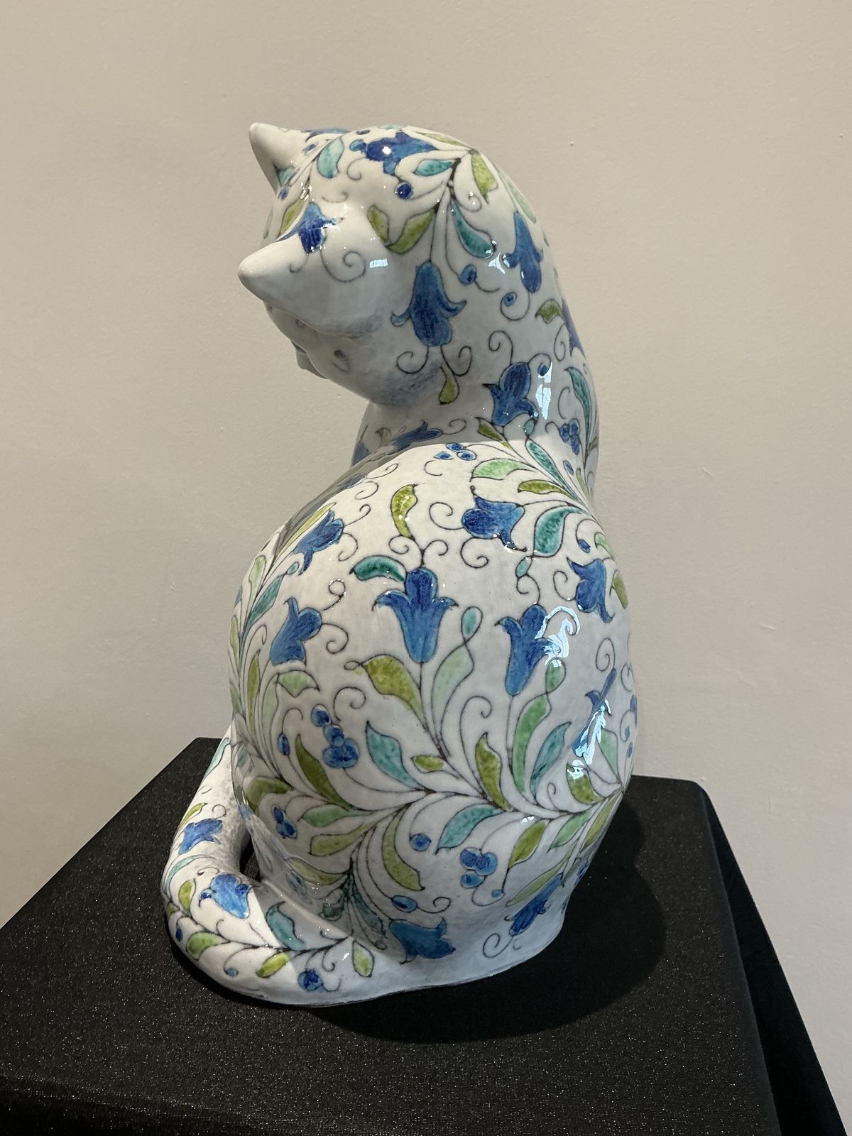 Majolica Cat Sculpture – Hand Painted Floral Glaze photo 700.0