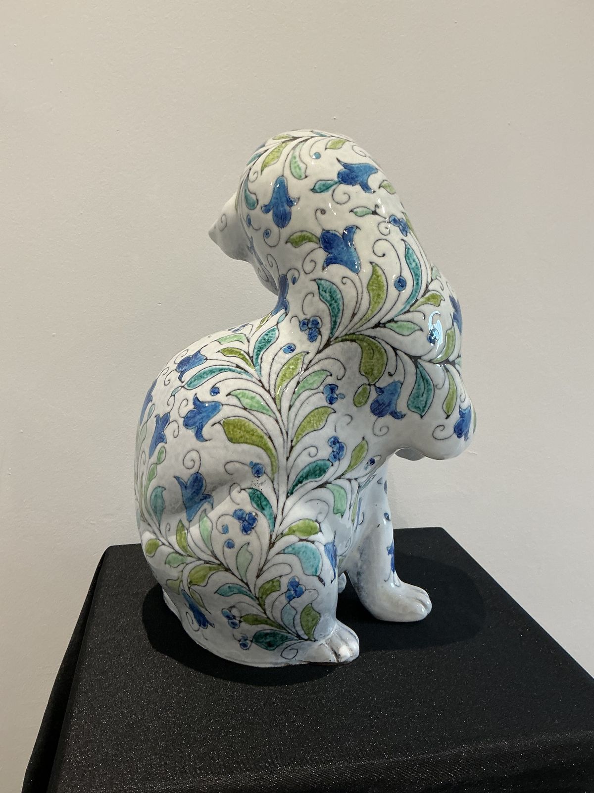 Majolica Cat Sculpture – Hand Painted Floral Glaze photo vinterior