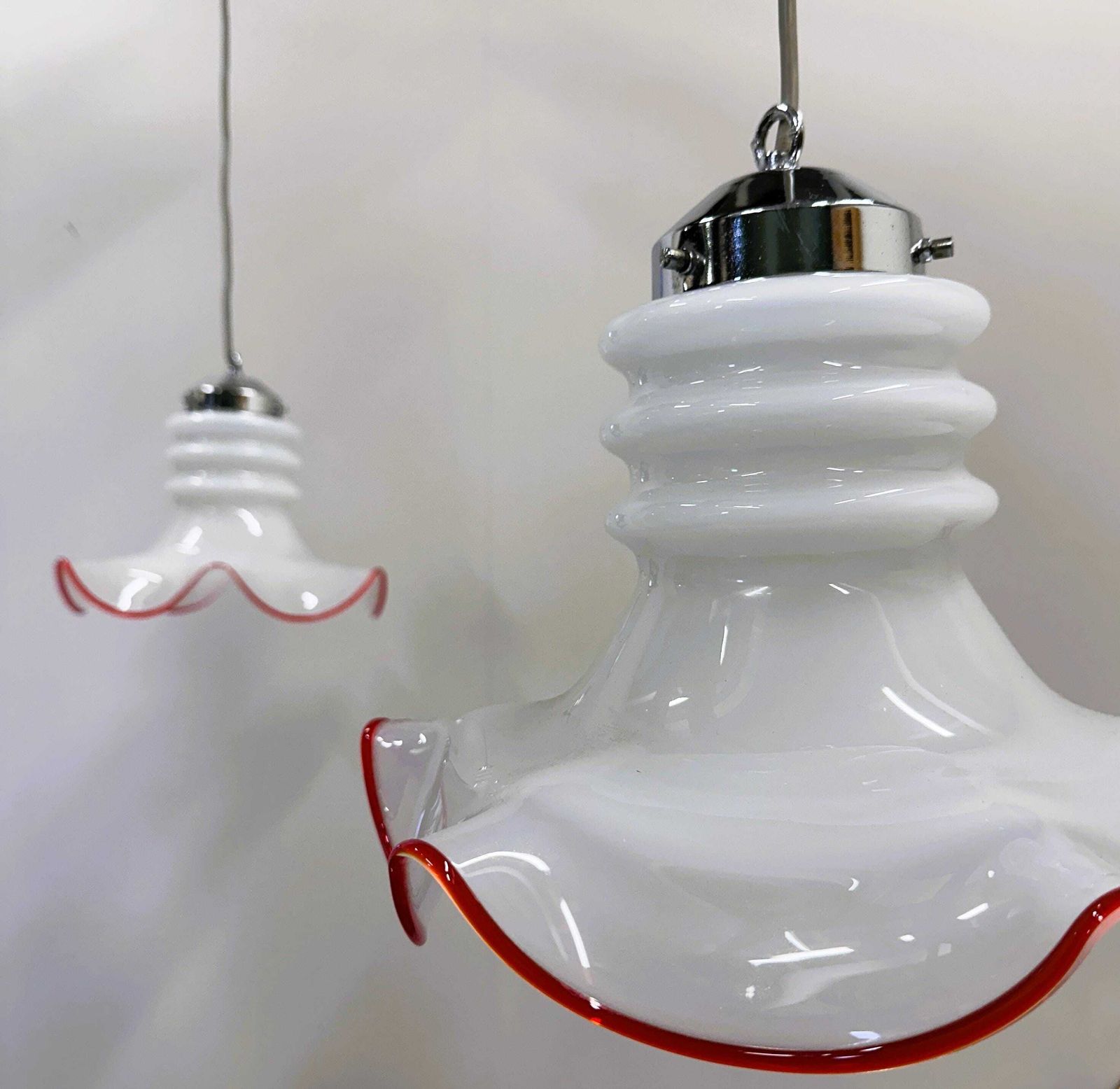 photo for sale Paar Italiaanse Murano Glazen Hanglampen Met Rode Rand, Jaren 1970, Italië.