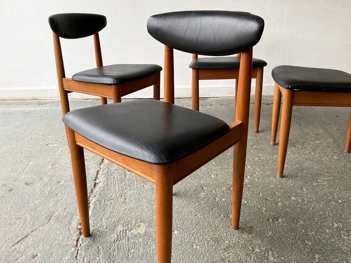 1689.0 Mid Century Modern 1960’s Dining Table And Chairs Set By Schreiber Furniture photo
