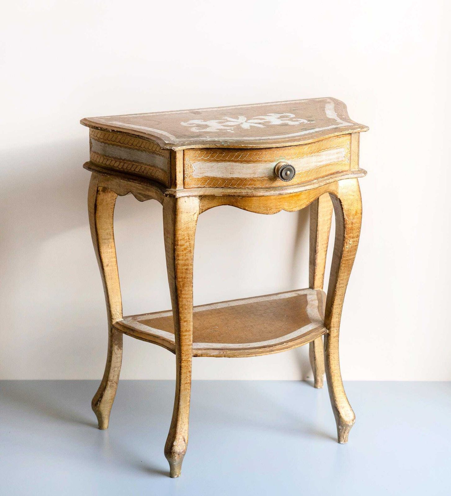 Florentine Vergulde Bijzettafel – Italiaans Vintage Uit De Jaren 1960 – Gouden Nachtkastje Of Console Mid Century Modern