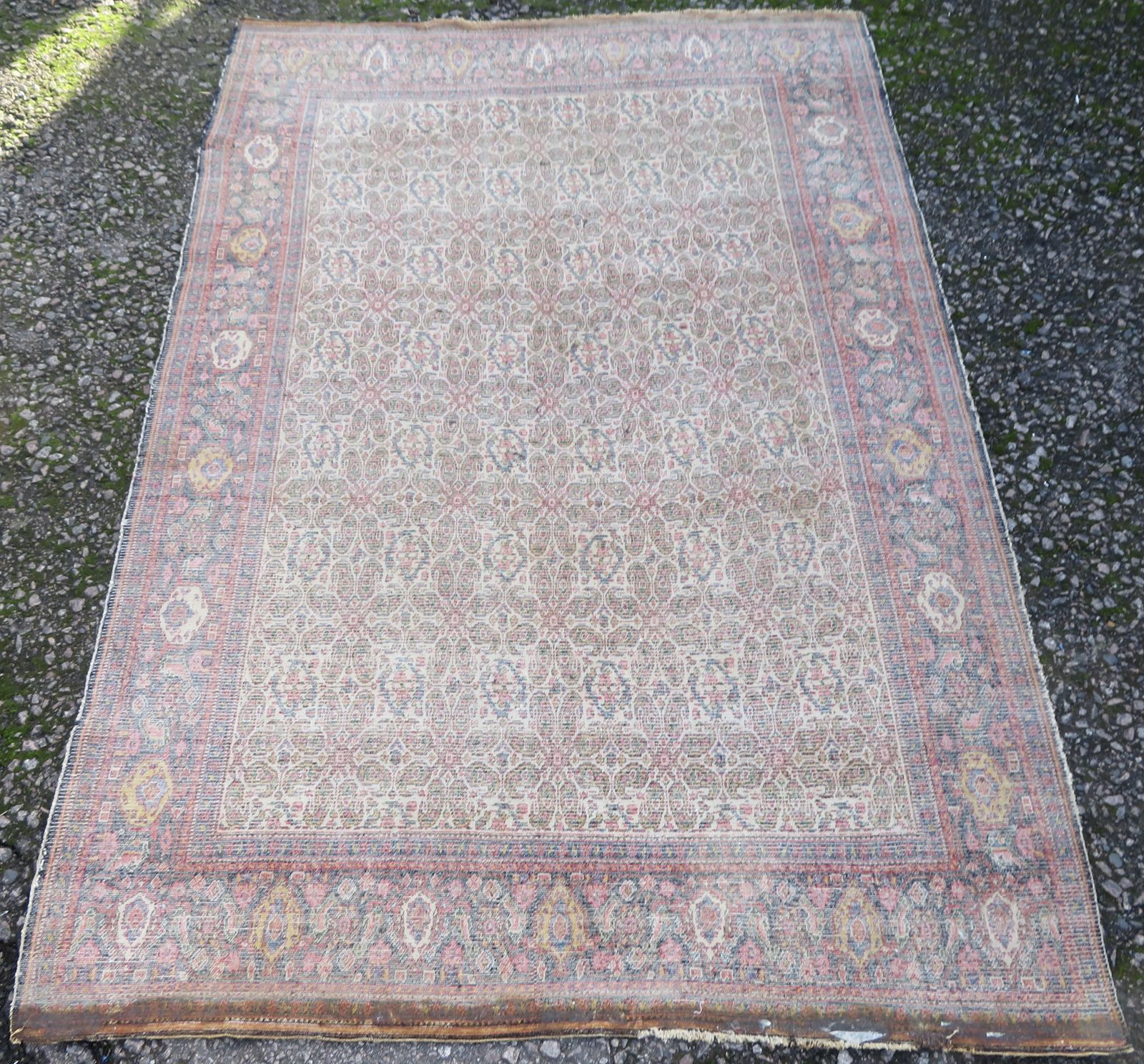 photo vintage Country House 19th Century Fereghan Feraghan Rug. 200cm X 132cm.