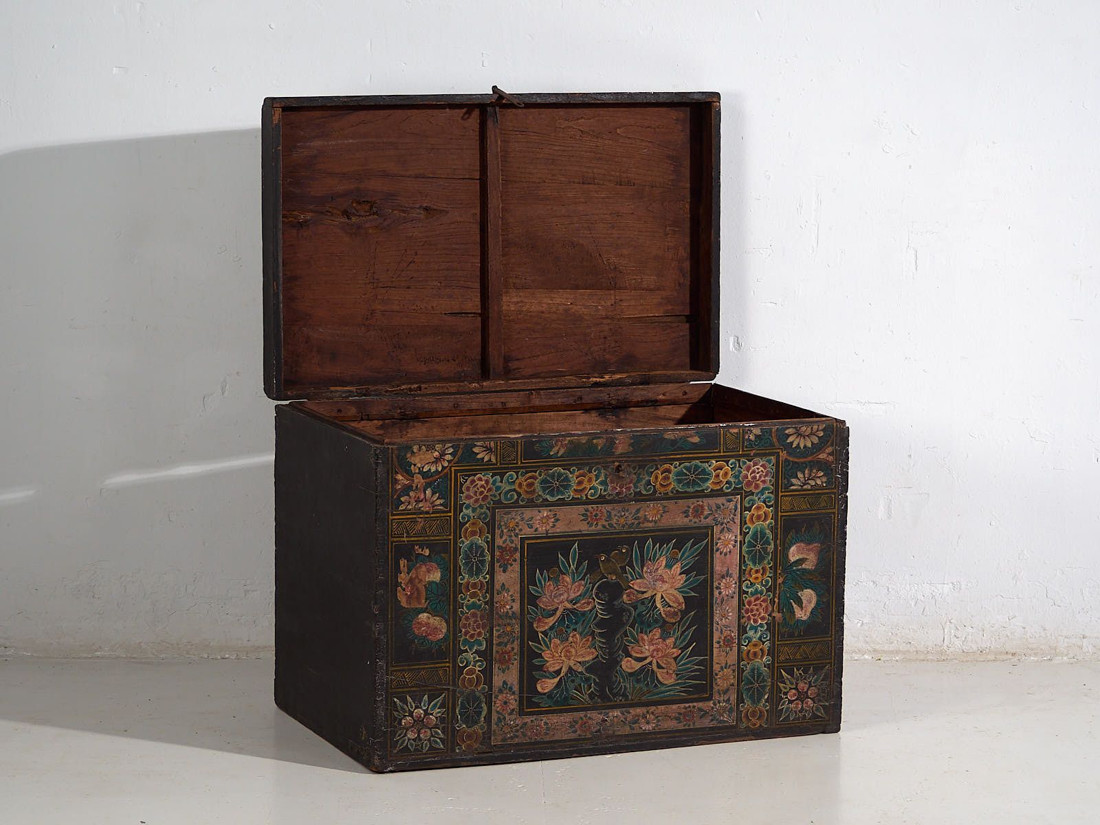 Antique Trunk With A Pair Of Illustrated Magpies (China, C.1900) #29 photo for sale