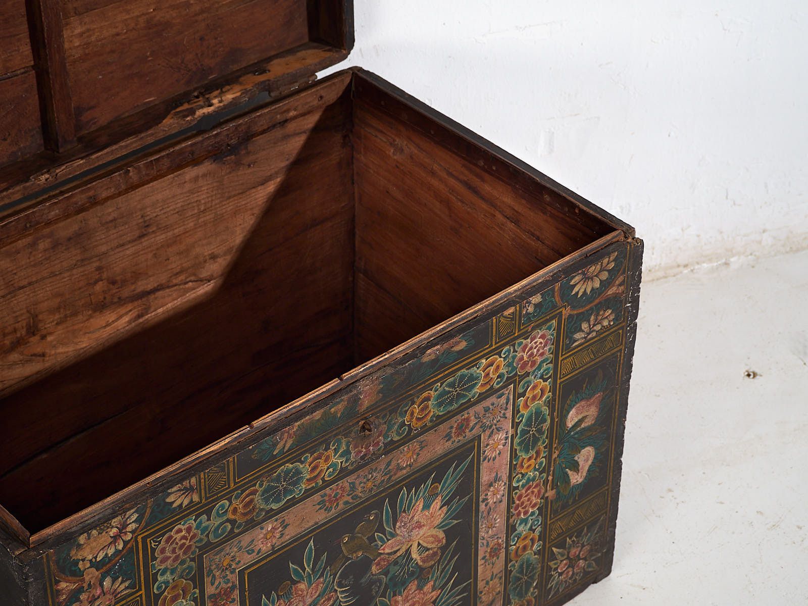 Antique Trunk With A Pair Of Illustrated Magpies (China, C.1900) #29 photo Furniture