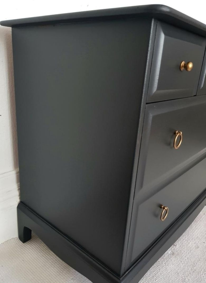 photo vinterior Stag Minstrel Painted Bedroom Set, Black Bedside Tables, Tallboy & Chest Of Drawers.