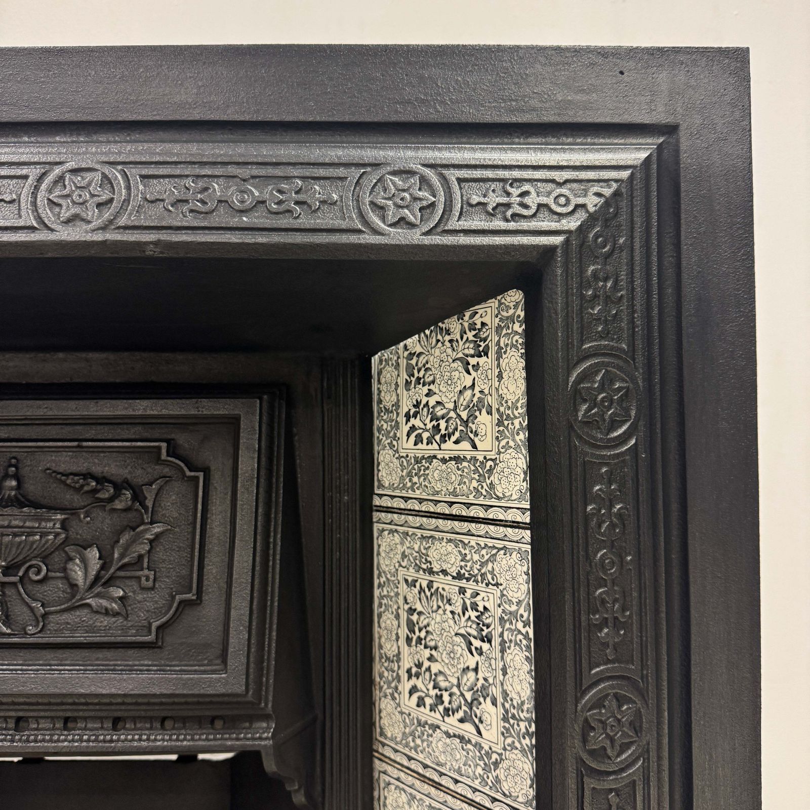 photo vinterior Antique Victorian Cast Iron Floral Tiled Fireplace Insert