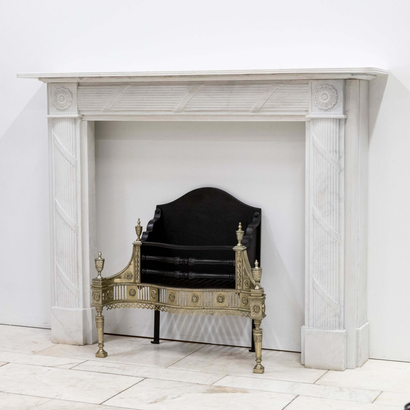 photo vintage Reclaimed Regency Style White Marble Surround