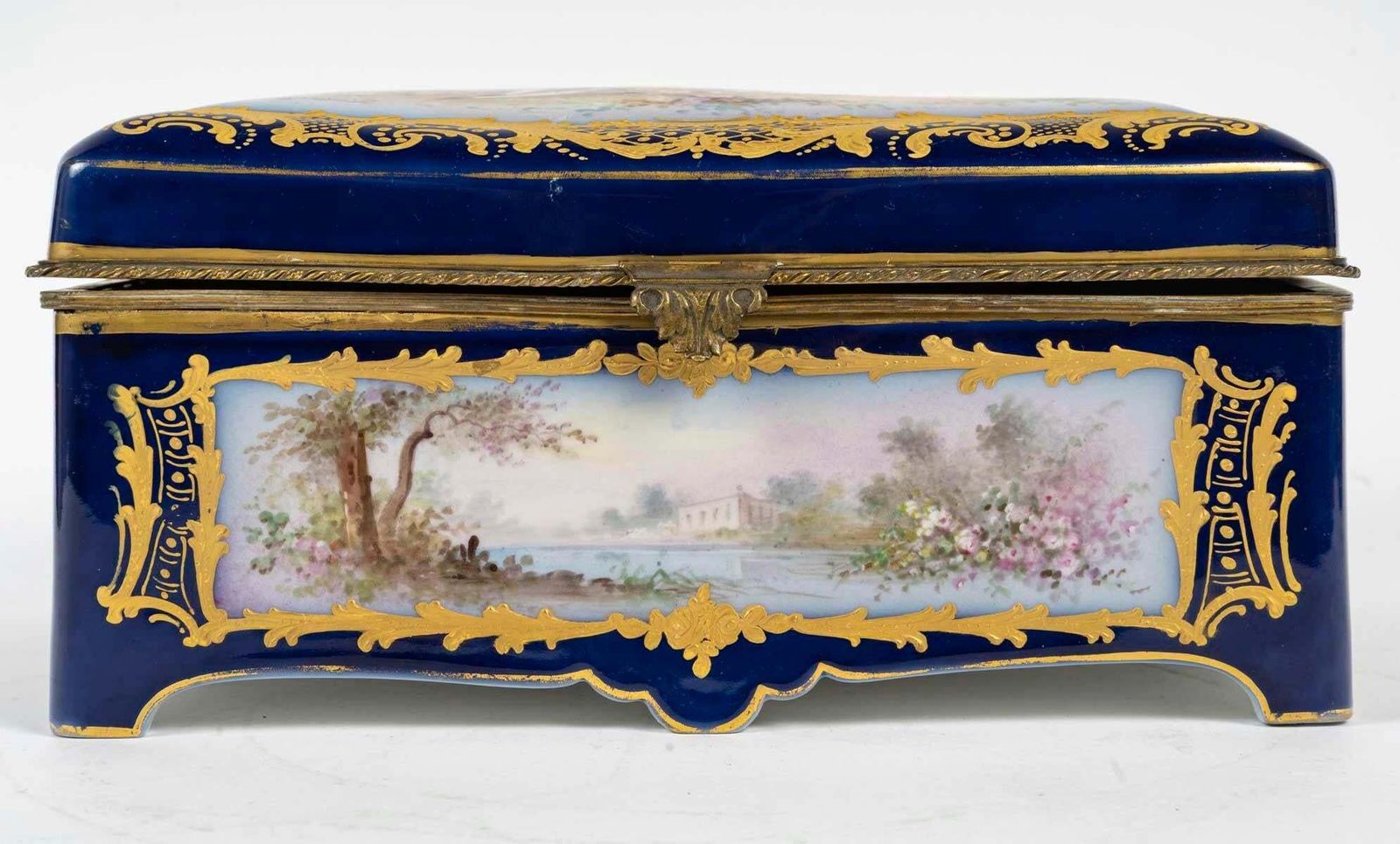 Sèvres Porcelain Box, 19th Century, Napoleon III Period. photo furniture