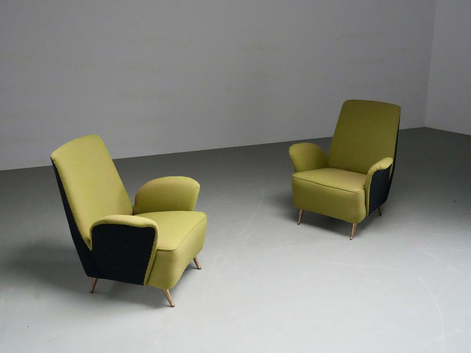 photo furniture Twee Lounge Chairs Van Isa Bergamo, Bekleed Met Stof En Messing, Italië, Ca. Jaren 1950