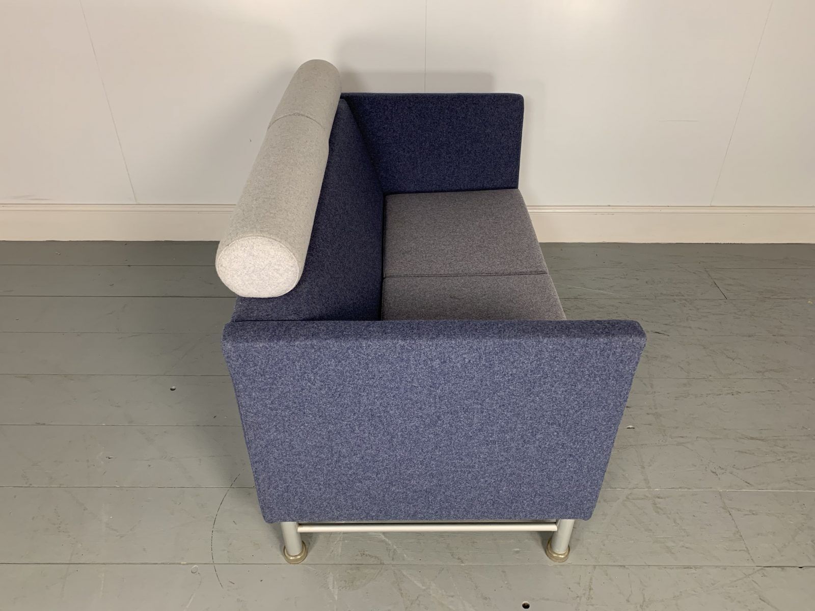 photo furniture Sublime Rare Knoll “East Side” Sofa By Ettore Sottsass In Blue And Grey Wool