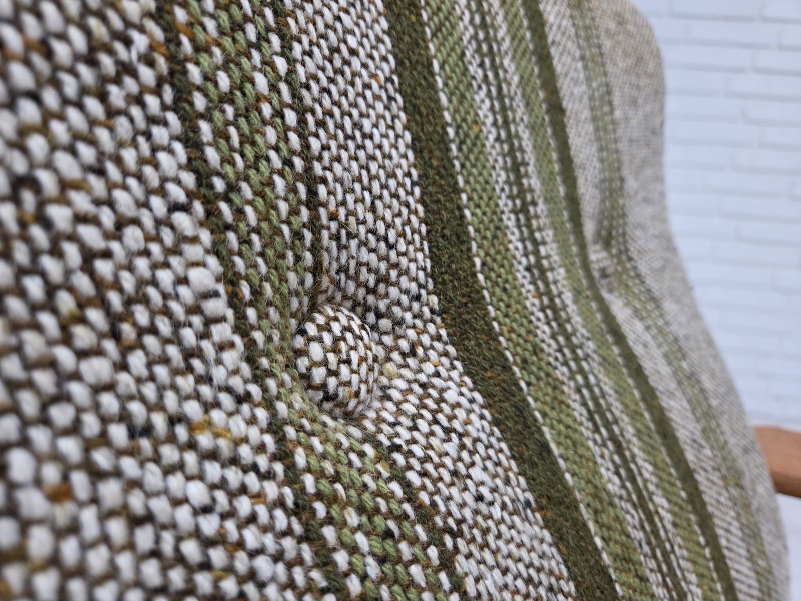 photo vinterior 1970s, Danish Armchair, Original Furniture Wool Fabric, Solid Oak Wood.