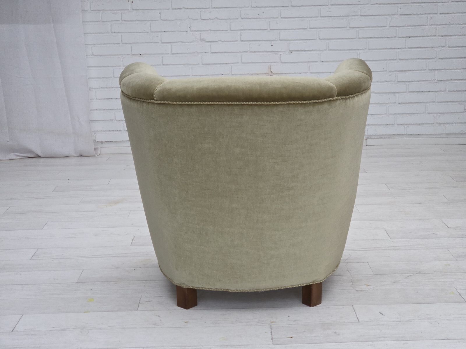 Jaren 1970, Deense Fauteuil, Groen Meubelvelours, Eikenhout. photo for sale
