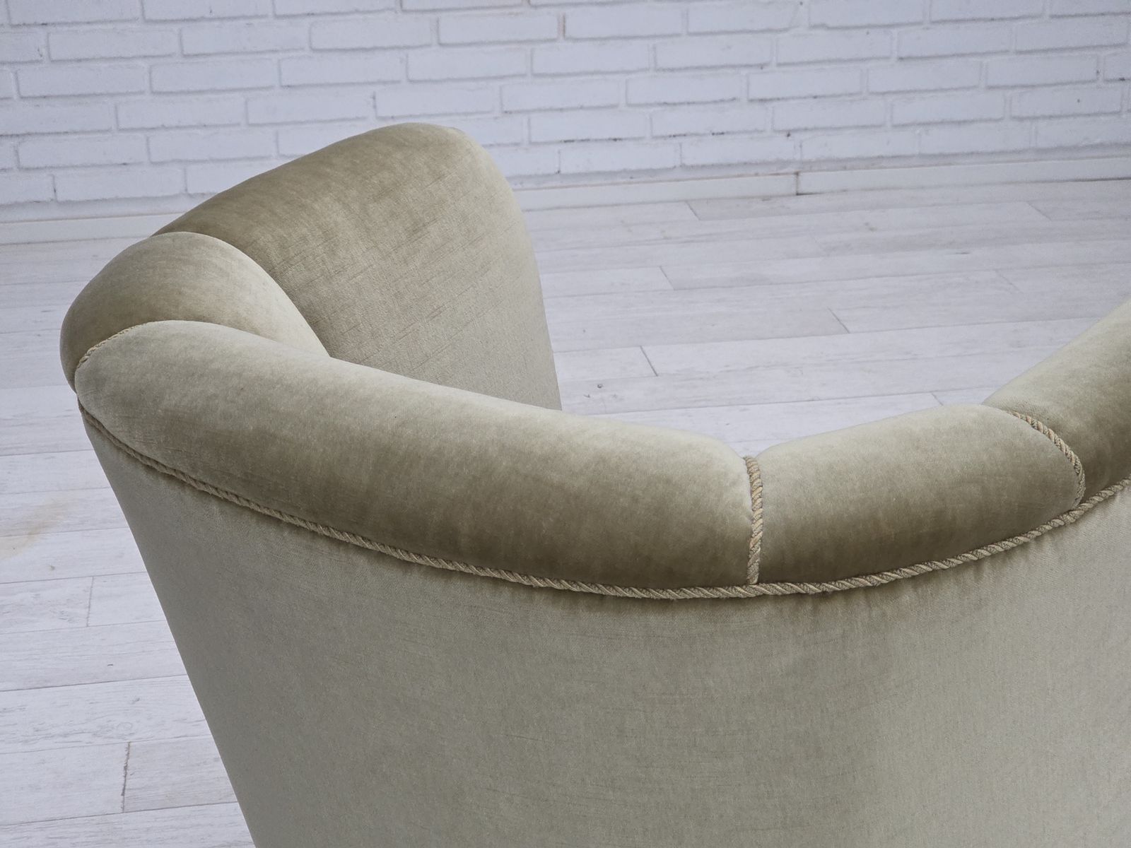photo for sale Jaren 1970, Deense Fauteuil, Groen Meubelvelours, Eikenhout.