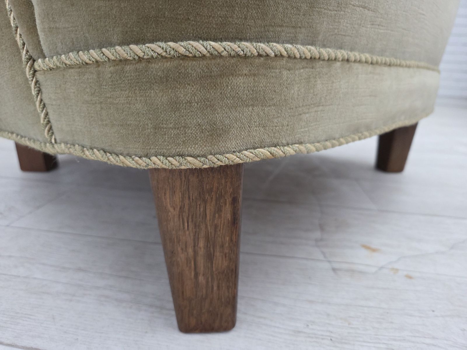 photo buy Jaren 1970, Deense Fauteuil, Groen Meubelvelours, Eikenhout.
