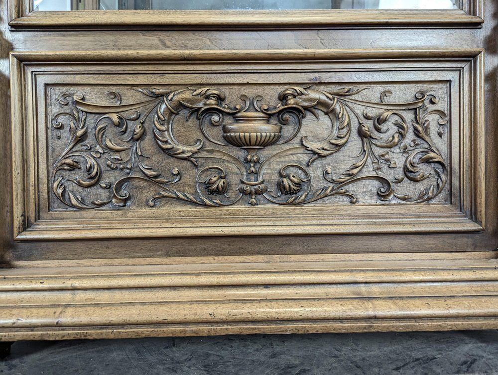photo vinterior Renaissance Walnut Silverware With Beveled Glass