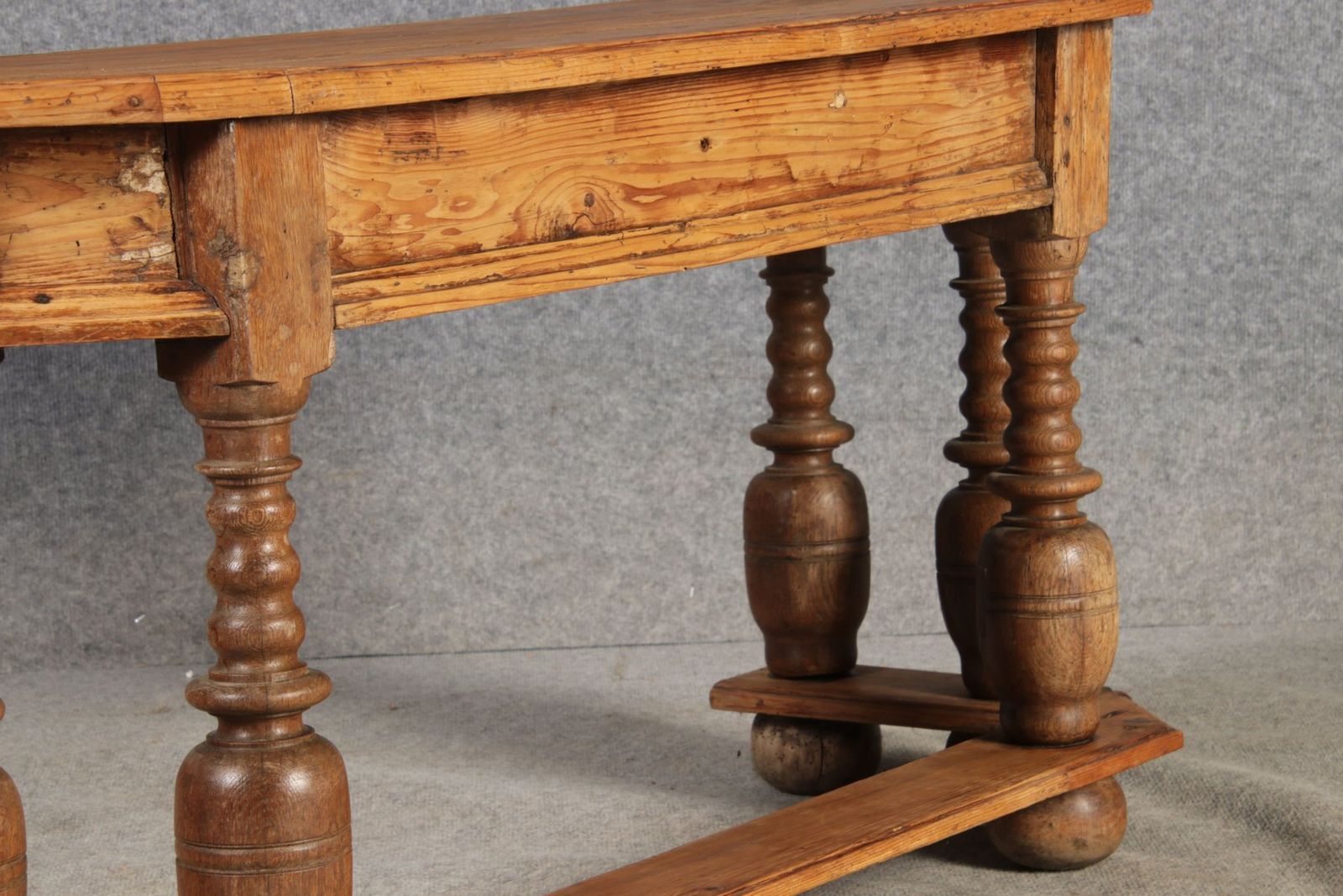 photo vintage Antique Softwood Side Table And Flower Stand
16th 17th Century, 1600