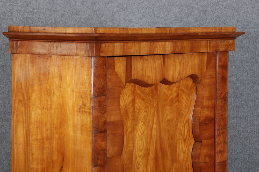 photo vintage Antique Viennese Biedermeier Cabinet In Walnut, 1820s