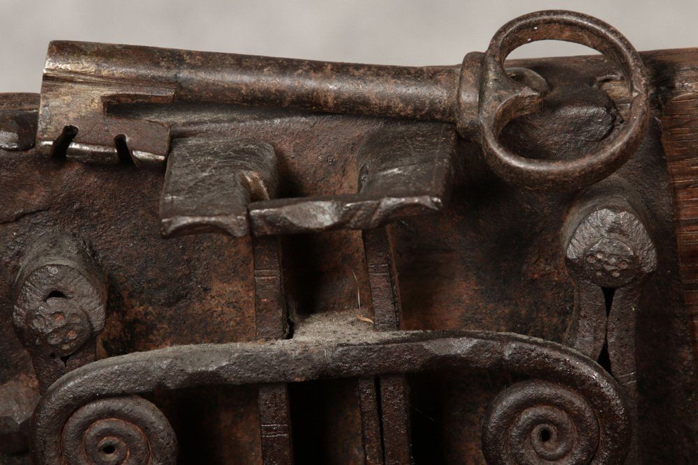Small Antique Gothic Chest With Iron Bands, 1500 photo vinterior