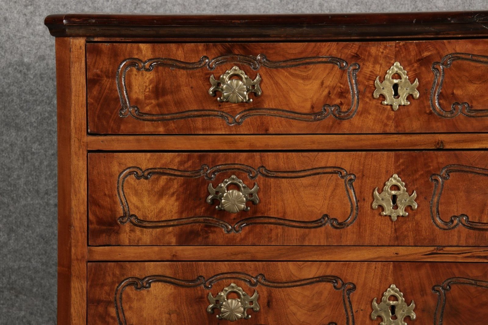 photo vintage 18th Century Baroque Chest Of Drawers In Walnut, 1750s