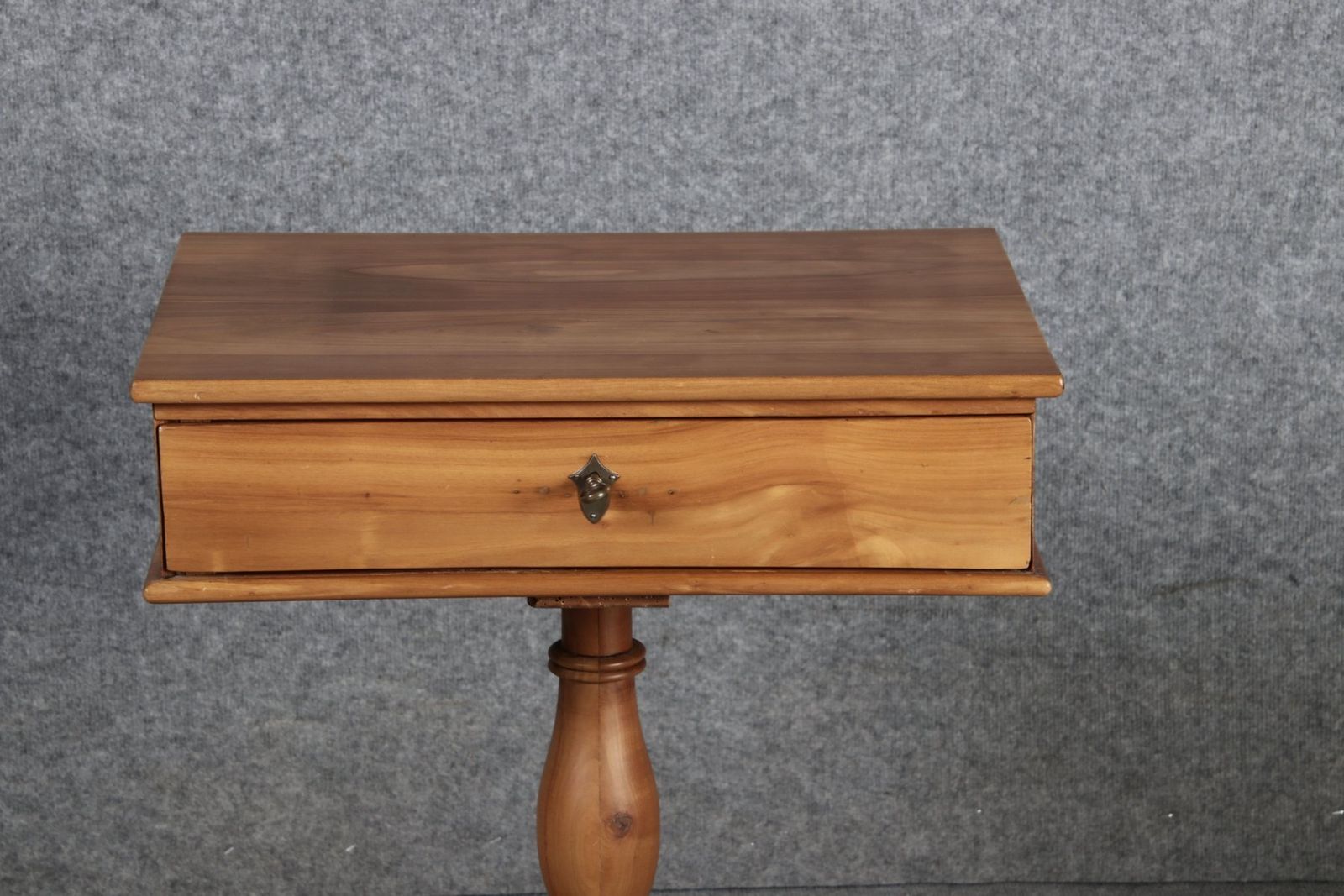 photo furniture Antique 19th Century Biedermeier Sewing Table In Cherry Wood, 1840