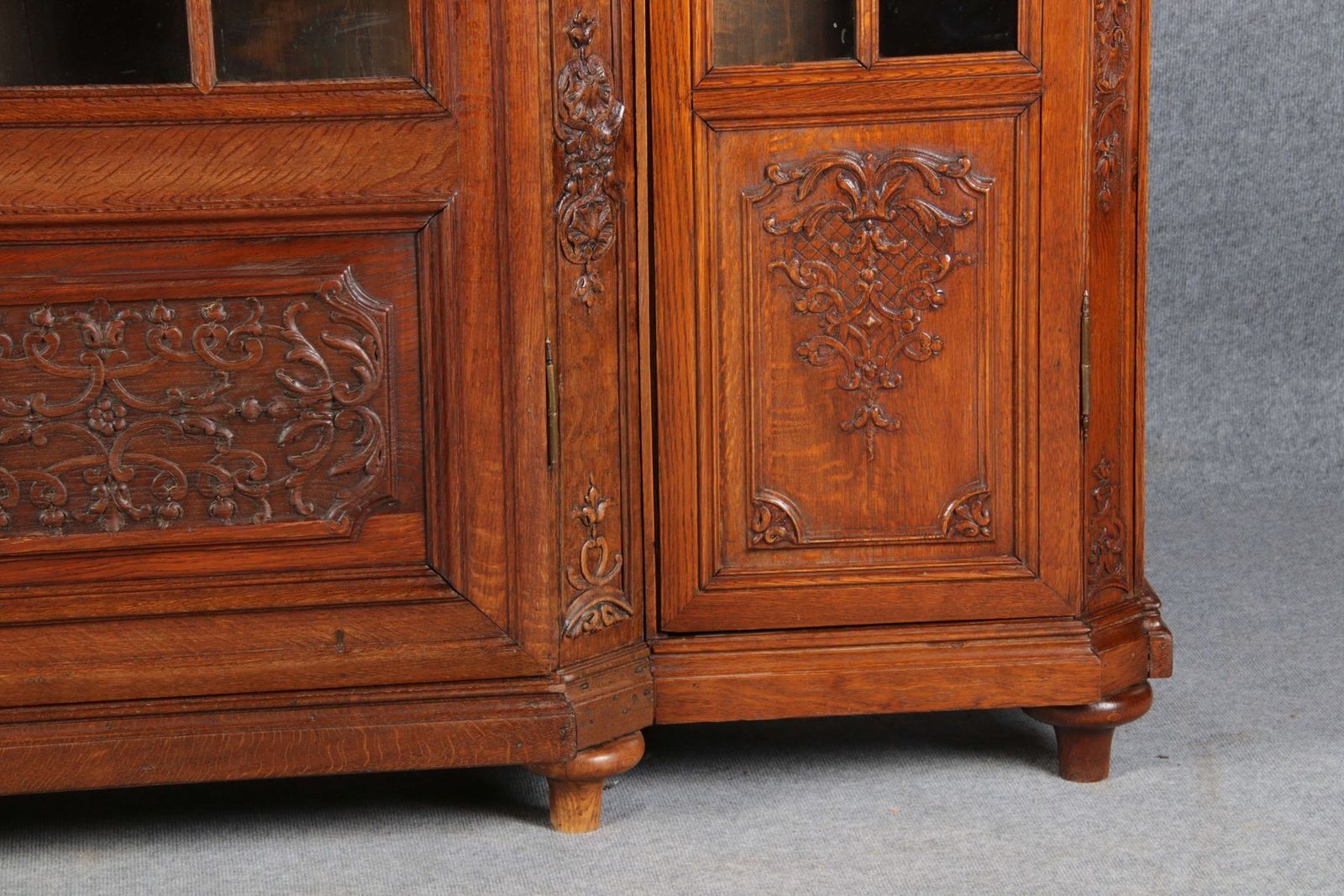 Antique Baroque Oak 3 Door Display Case With Carvings, Aachen Lüttich, 19th Century photo vintage