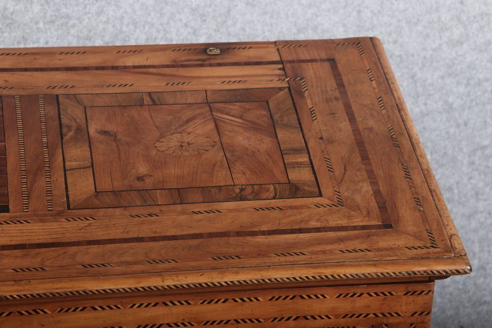 photo vinterior Antique Chest In Cherrywood, 1800