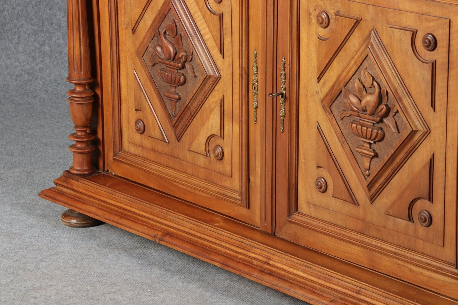 photo vintage Antique Historicism Buffet In Walnut, 19th Century