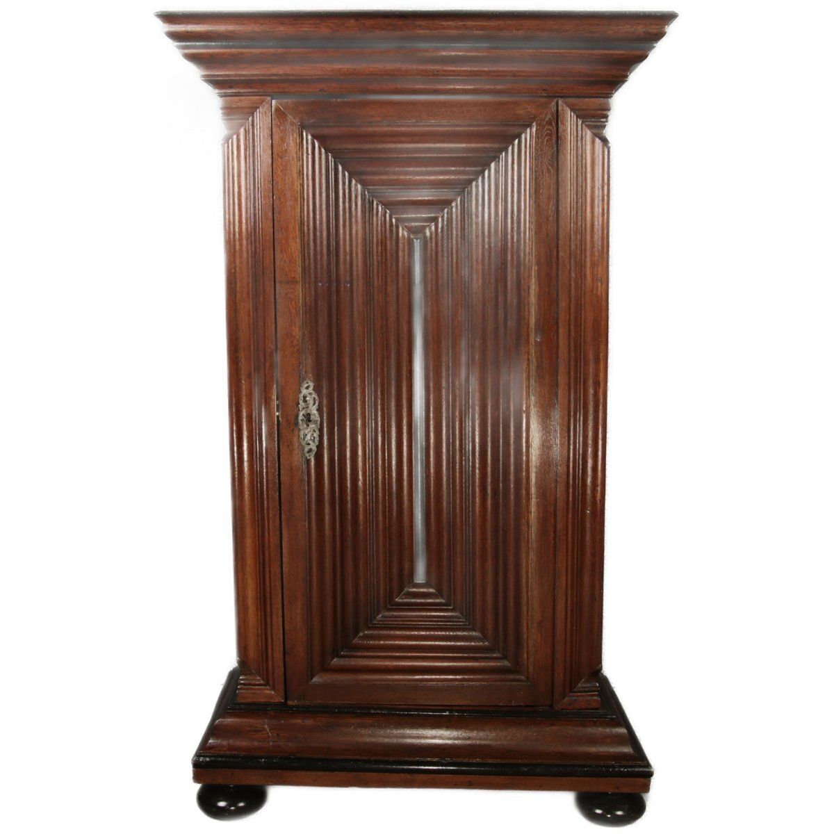 Antique Frankfurt Wave Cabinet In Oak, 1750