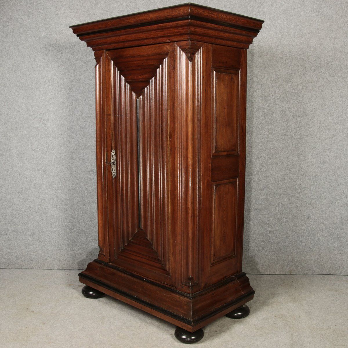 photo furniture Antique Frankfurt Wave Cabinet In Oak, 1750