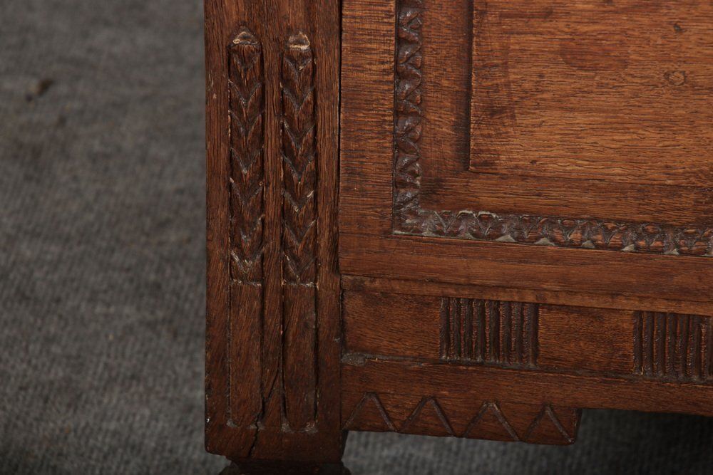 photo vintage Baroque Chest Of Drawers In Oak, 1780s