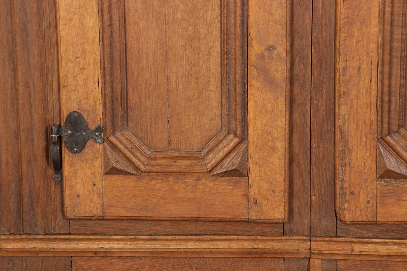 photo furniture Antique Baroque Cabinet In Oak, 1770