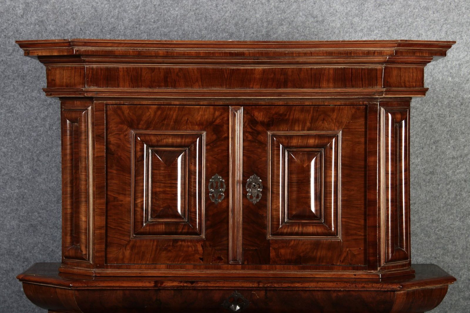 photo vinterior Antique Baroque Wave Top Cabinet In Walnut, 1720