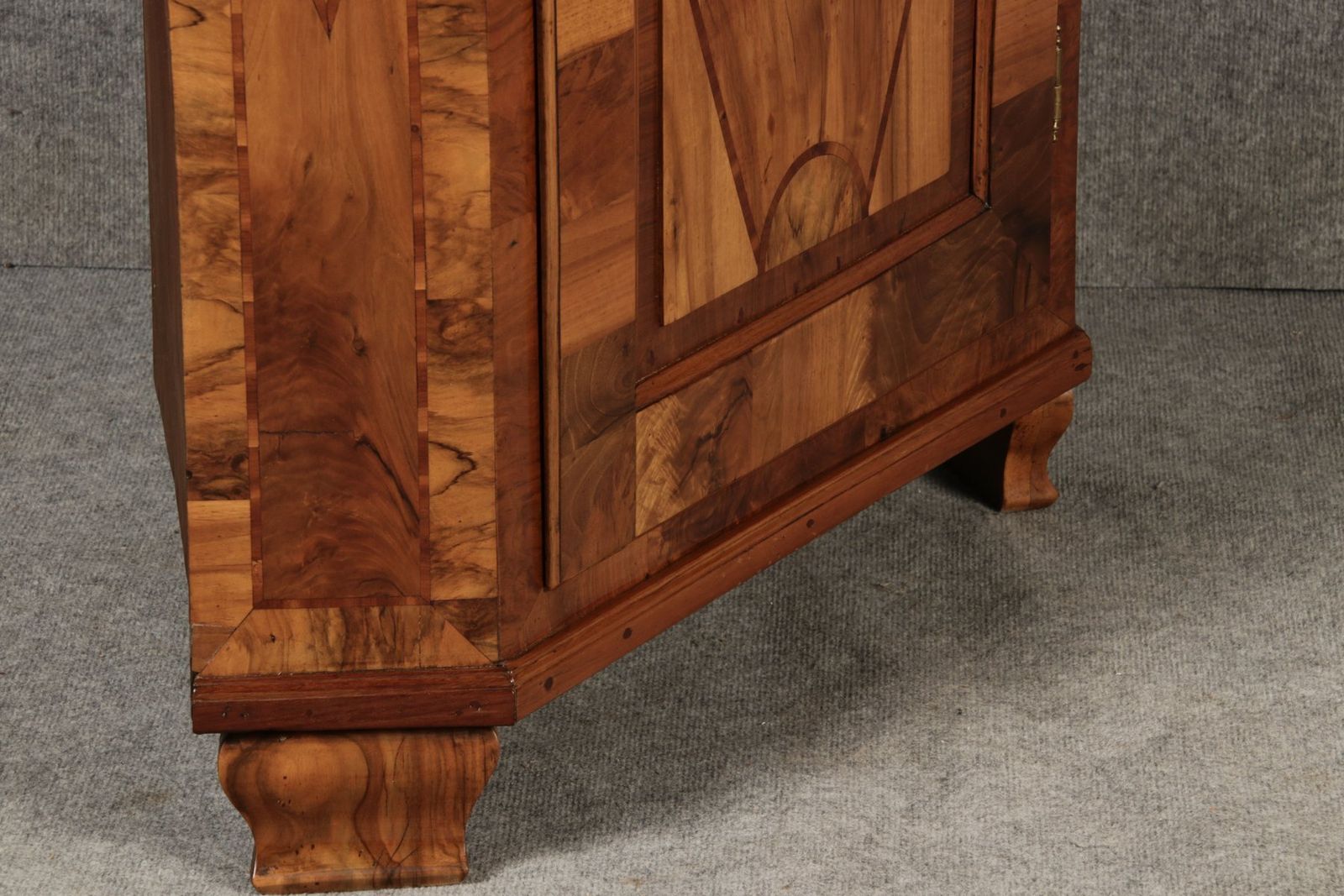 photo vintage 19 Century Baroque Corner Cabinet In Walnut Veneered, 1800s