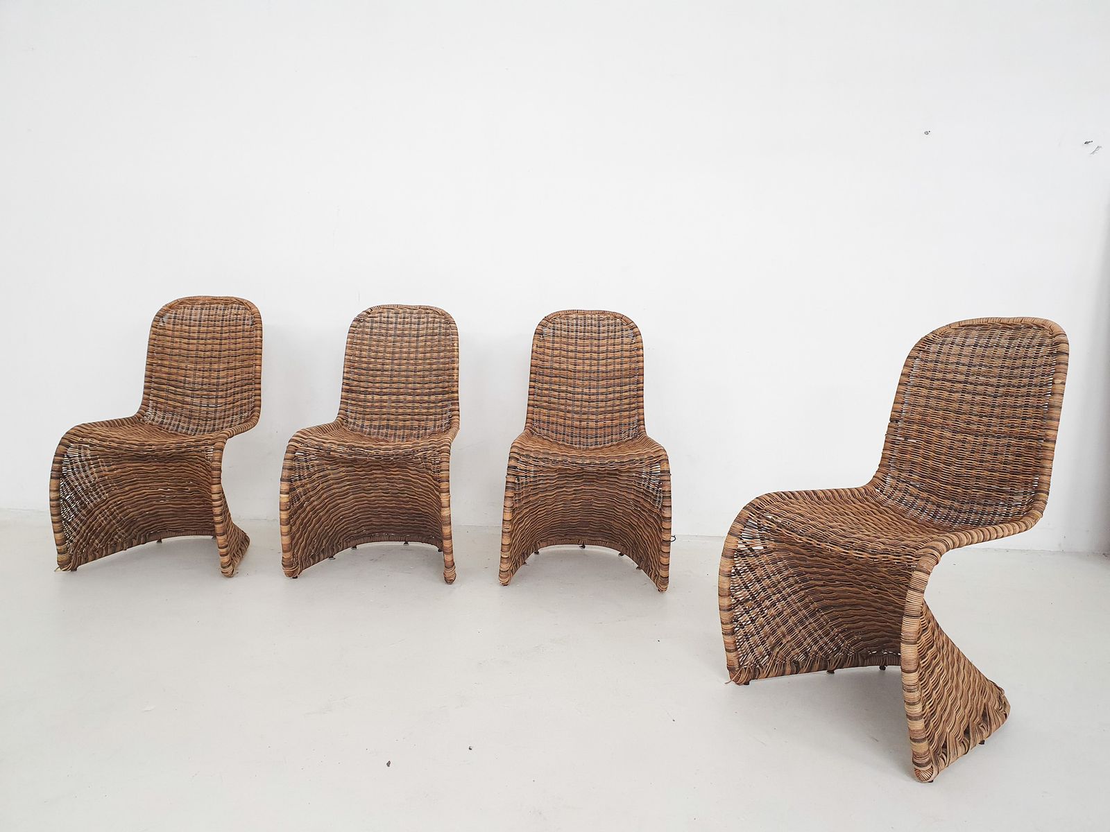 Set Van Vier Rieten S Stoelen In De Stijl Van Verner Panton