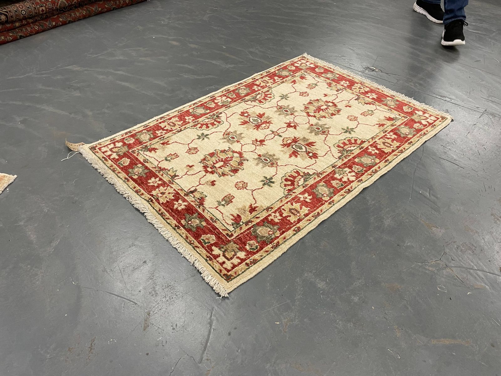 Traditional Cream Wool Rug, Small Red Floral Oriental Carpet 86x123 Cm photo furniture