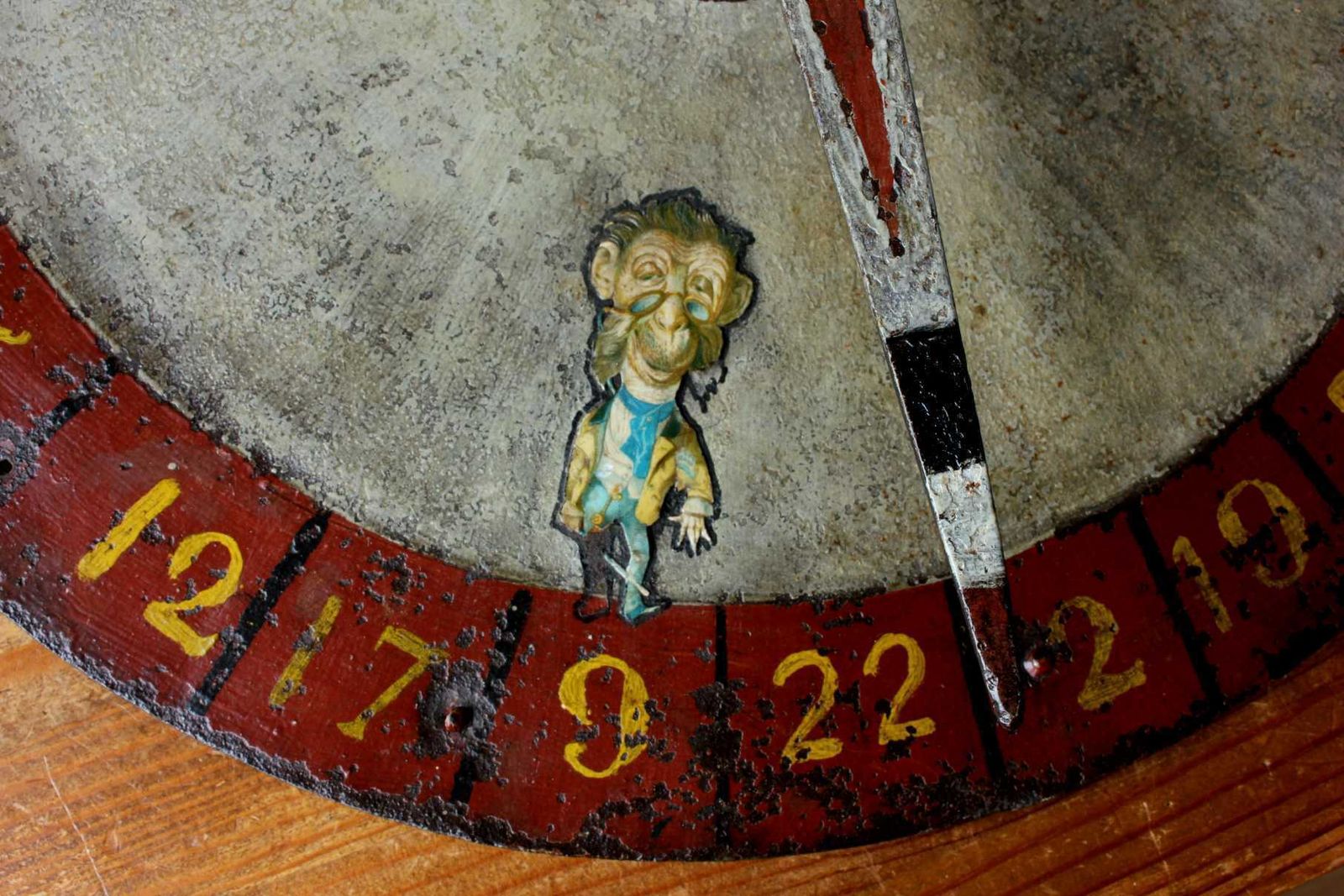 photo vinterior Antique Fairground Gambling Wheel. Spin To Win Spinning Carnival Game.