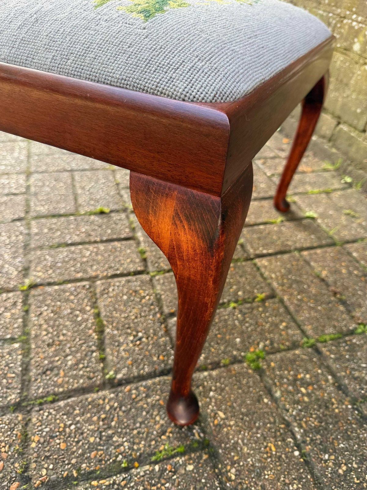 photo vintage Vintage Queen Anne Needlepoint Stool, Luxury Needlepoint Tapestries London Mahogany Vanity Seat With Pheasant Design, Vintage Stool Cabriole