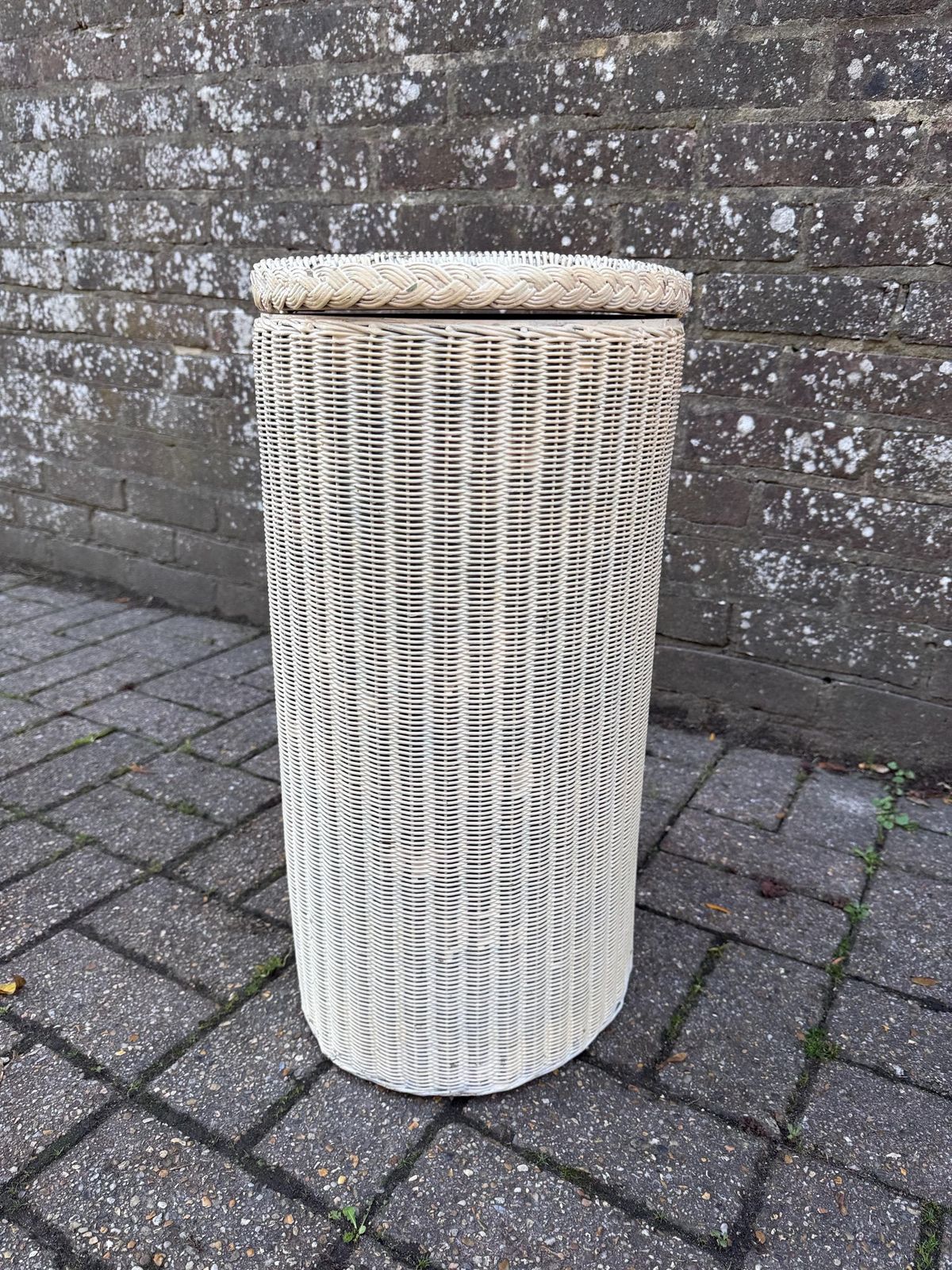 photo vinterior Vintage 1940s Lloyd Loom Lusty Heart Shaped Laundry Basket, Cream Woven Wicker Hamper With Mint Interior, British Art Deco Storage Mcm Decor