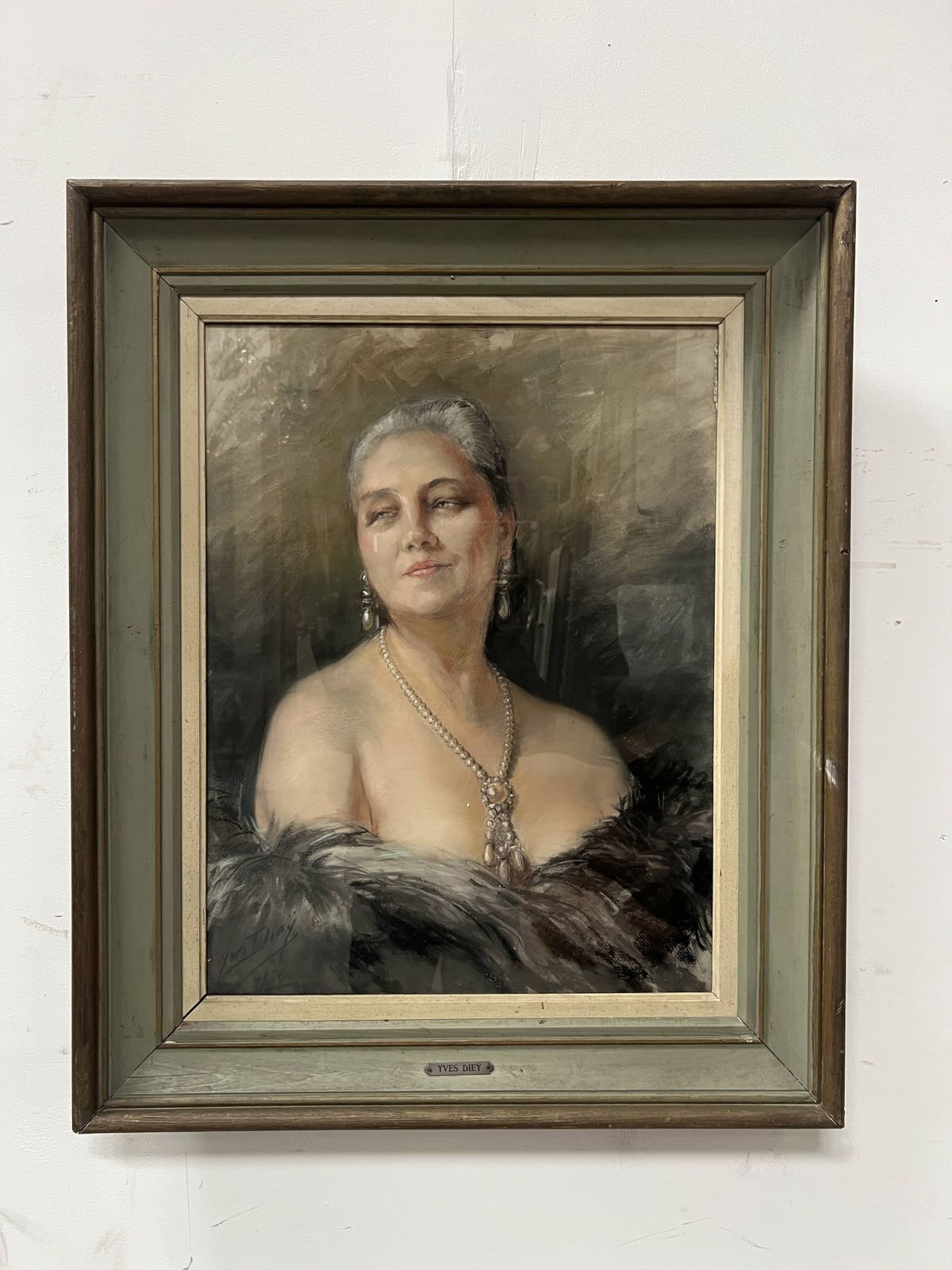 photo vintage "Woman With Bare Shoulders By Yves Diey" Bust Portrait