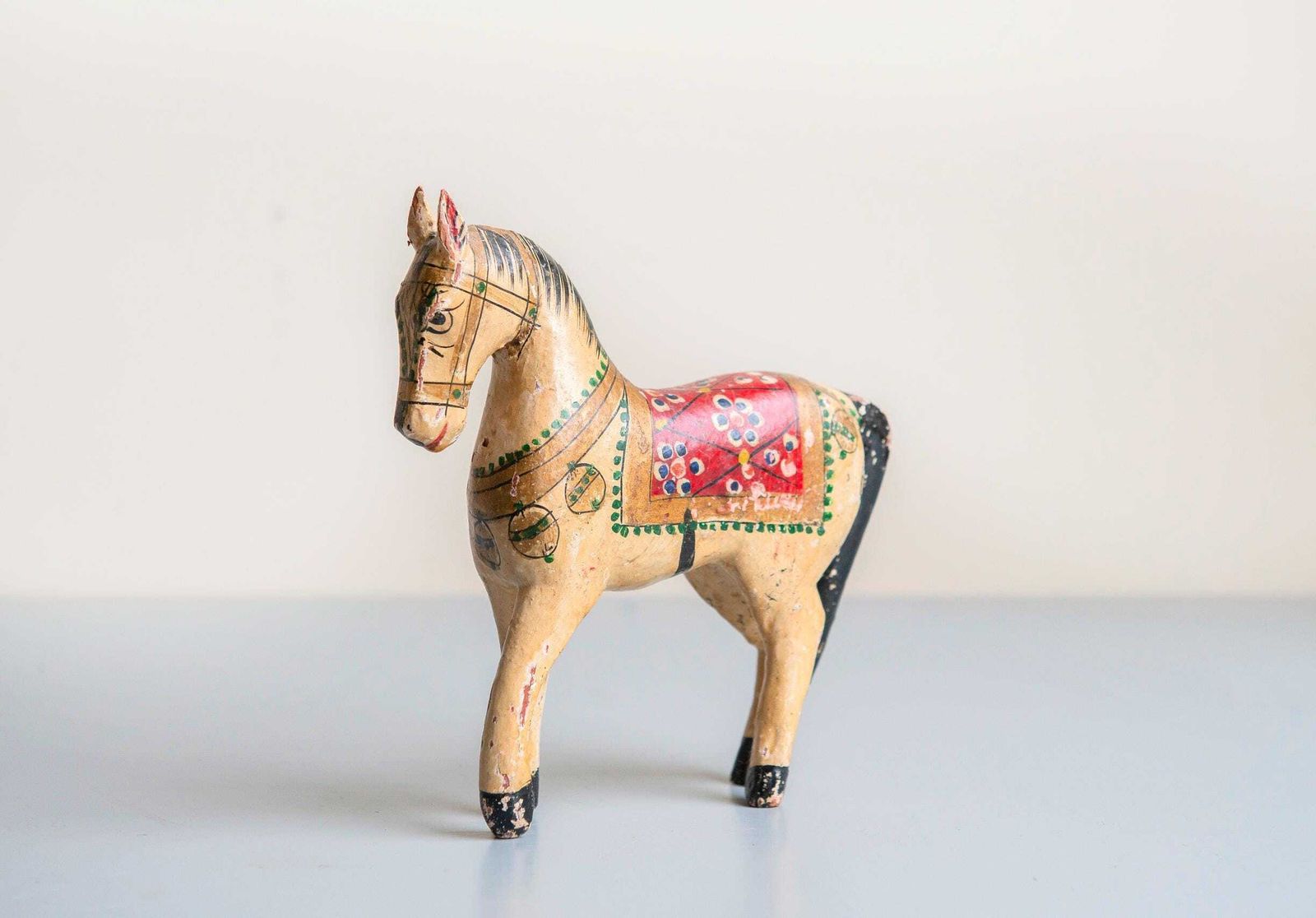 Petit cheval indien d'époque, figurine peinte à la main du Rajasthan, cheval de mariage Ghodi en bois, sculpture de cheval décorative vintage